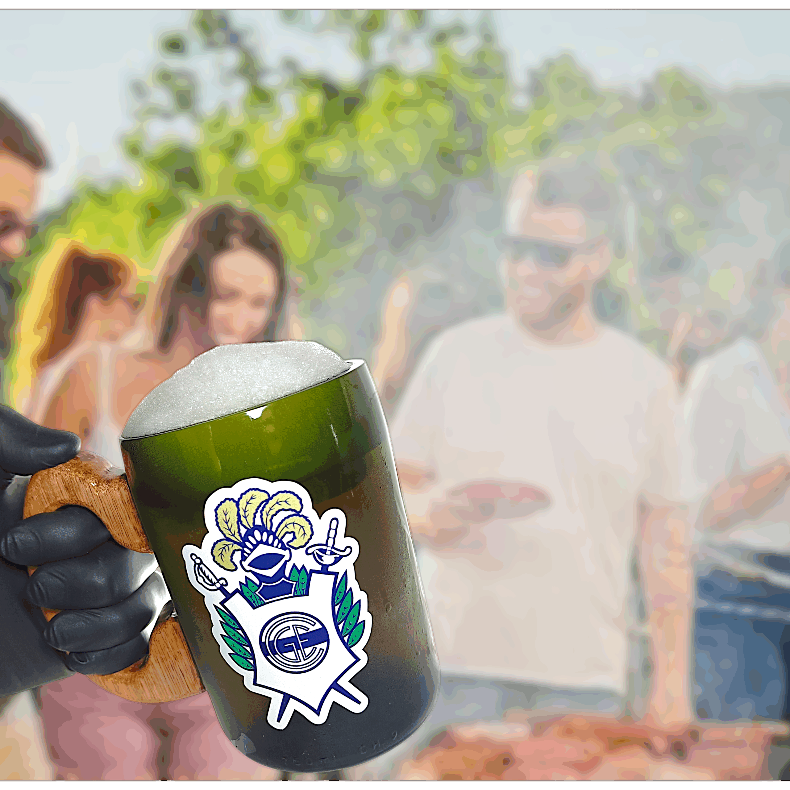 Chopp de Gimnasia de La Plata de botella cortada para regalar. Escudo del Club en vinilo UV. Hecho por VASODIVETRO