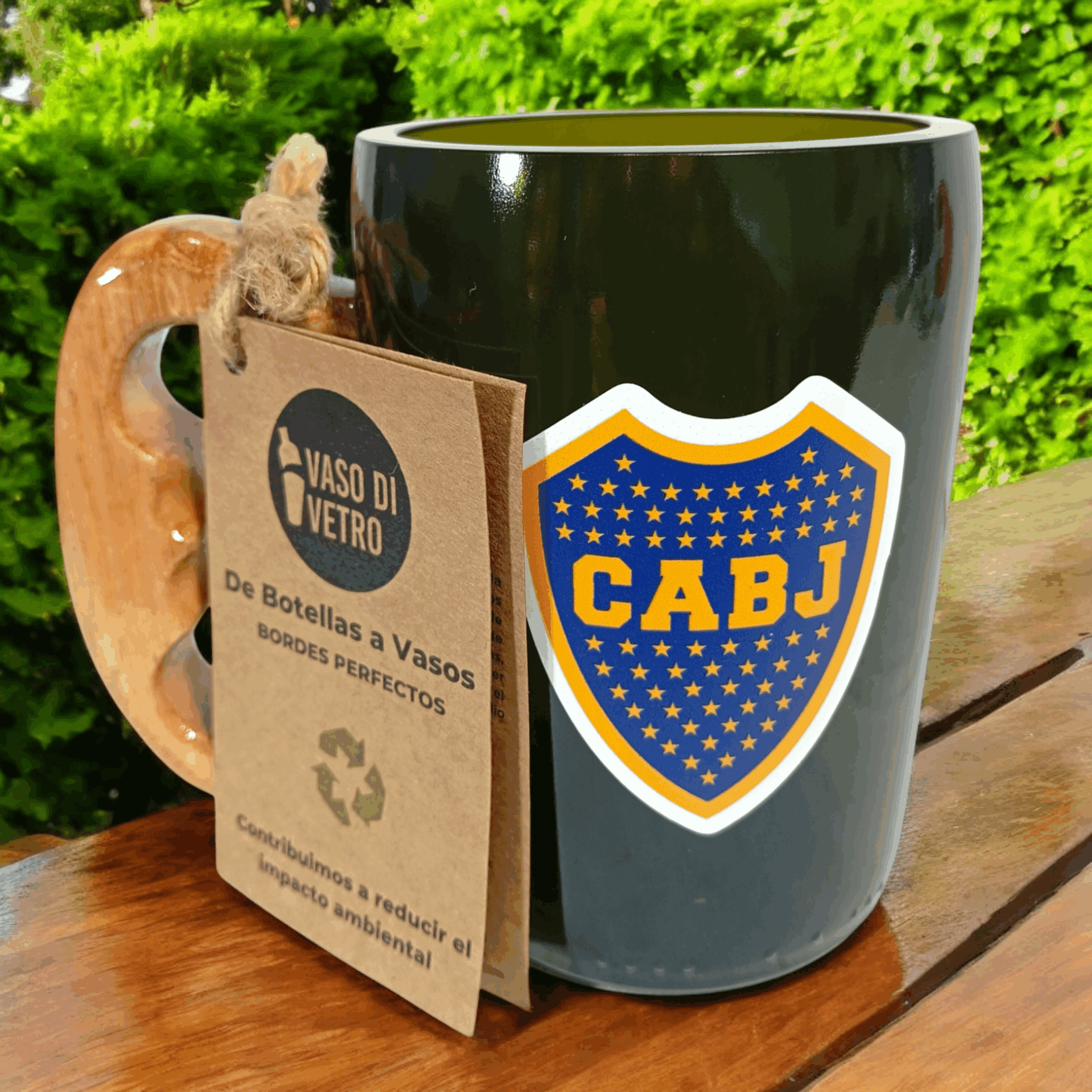 Chopp de Boca de botella cortada para regalar. Escudo del Club en vinilo UV. Hecho por VASODIVETRO