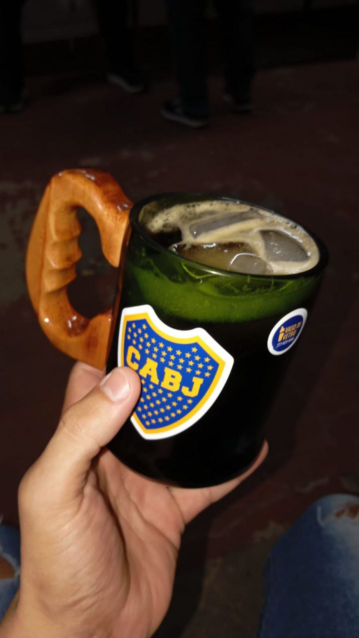 Chopp de Boca de botella cortada para regalar. Escudo del Club en vinilo UV. Hecho por VASODIVETRO