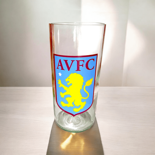 Vaso de Aston Villa Football Club de botella cortada para regalar. Escudo del Club en vinilo laqueado. Hecho por VASODIVETRO