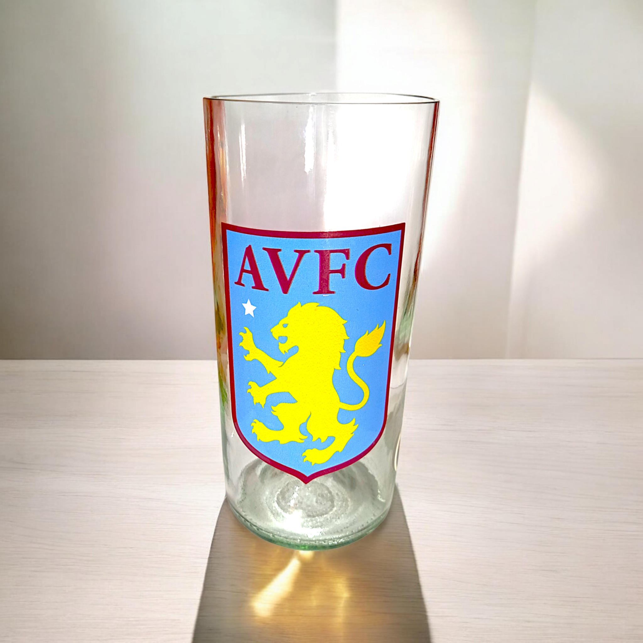 Vaso de Aston Villa Football Club de botella cortada para regalar. Escudo del Club en vinilo laqueado. Hecho por VASODIVETRO