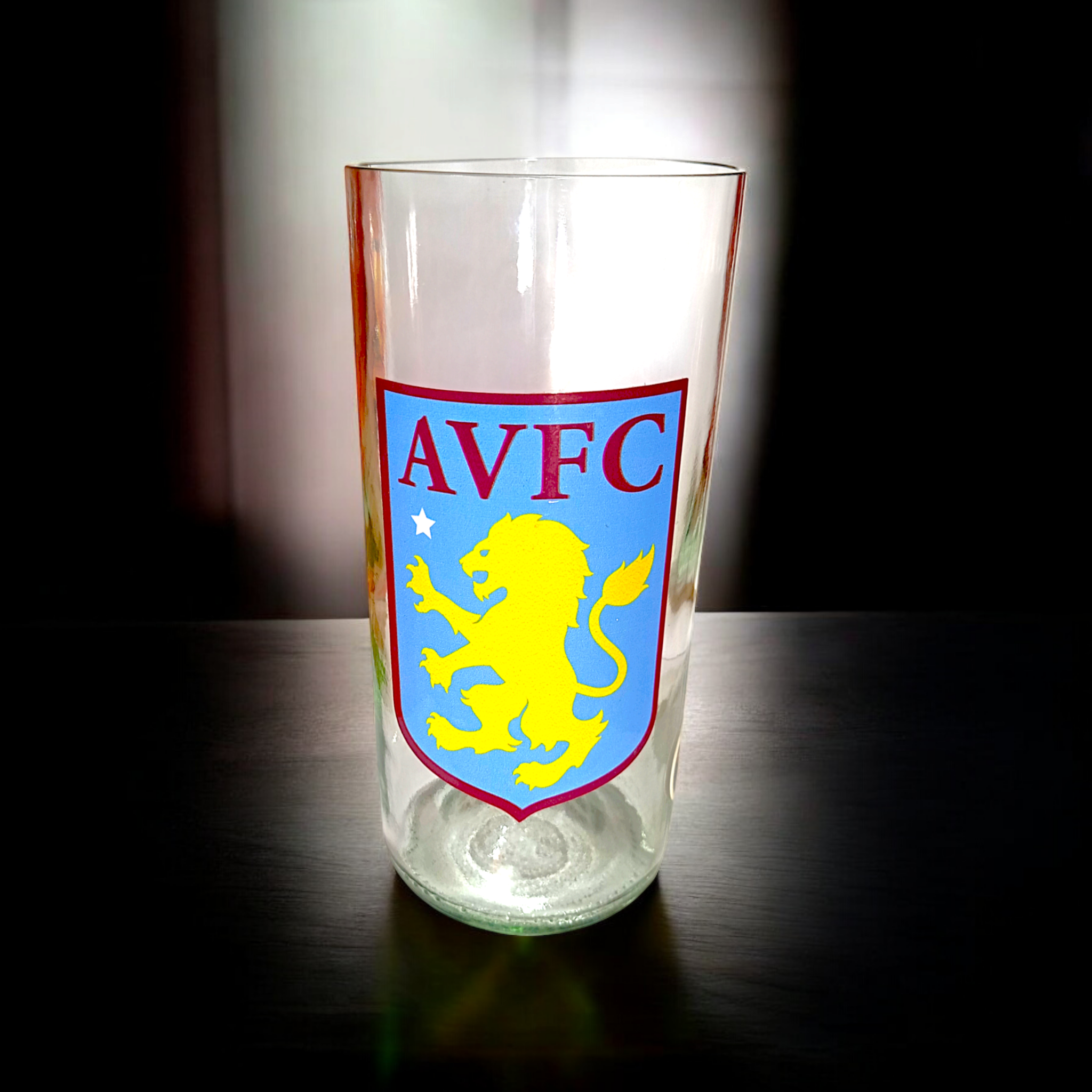 Vaso de Aston Villa Football Club de botella cortada para regalar. Escudo del Club en vinilo laqueado. Hecho por VASODIVETRO
