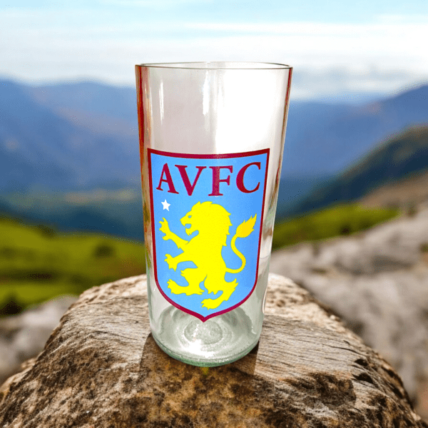 Vaso de Aston Villa Football Club de botella cortada para regalar. Escudo del Club en vinilo laqueado. Hecho por VASODIVETRO