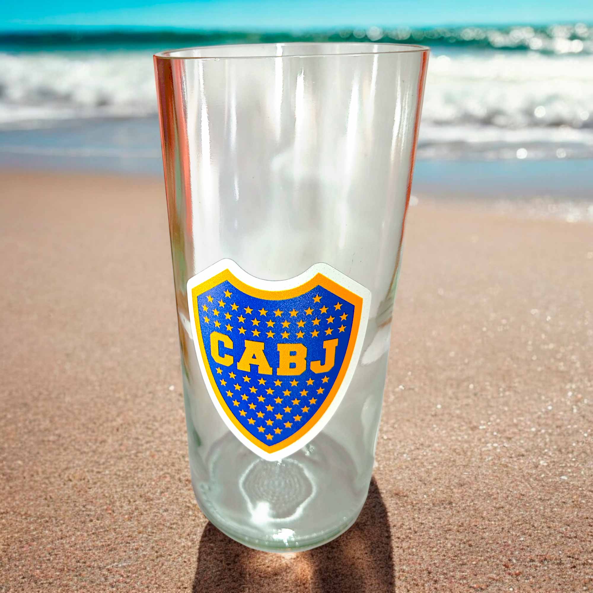 Vaso de Boca de botella cortada para regalar. Escudo del Club en vinilo UV