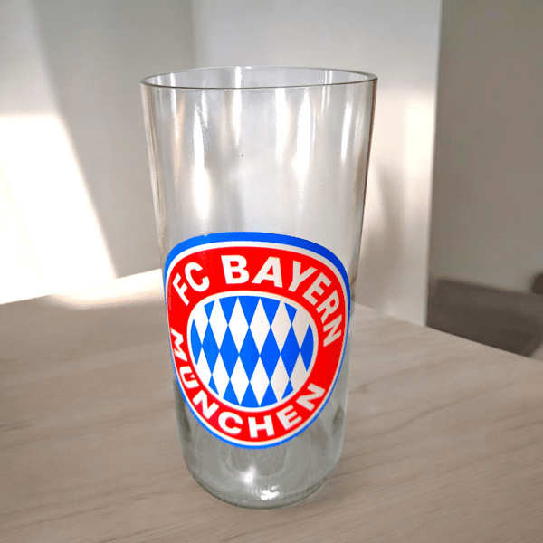 Vaso de FC Bayern munich de botella cortada para regalar. Escudo del Club en vinilo laqueado. Hecho por VASODIVETRO