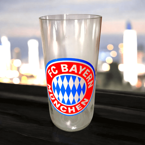 Vaso de FC Bayern munich de botella cortada para regalar. Escudo del Club en vinilo laqueado. Hecho por VASODIVETRO