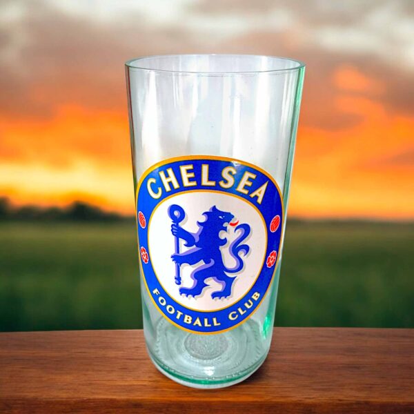 Vaso de Chelsea de botella cortada para regalar. Escudo del Club en vinilo laqueado. Hecho por VASODIVETRO
