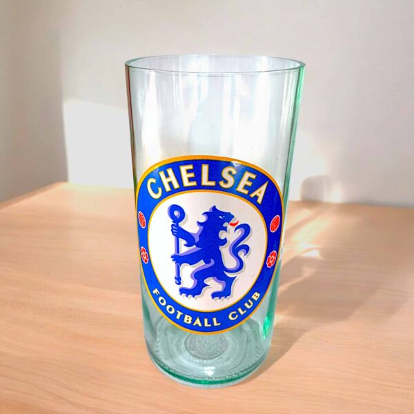 Vaso de Chelsea de botella cortada para regalar. Escudo del Club en vinilo laqueado. Hecho por VASODIVETRO