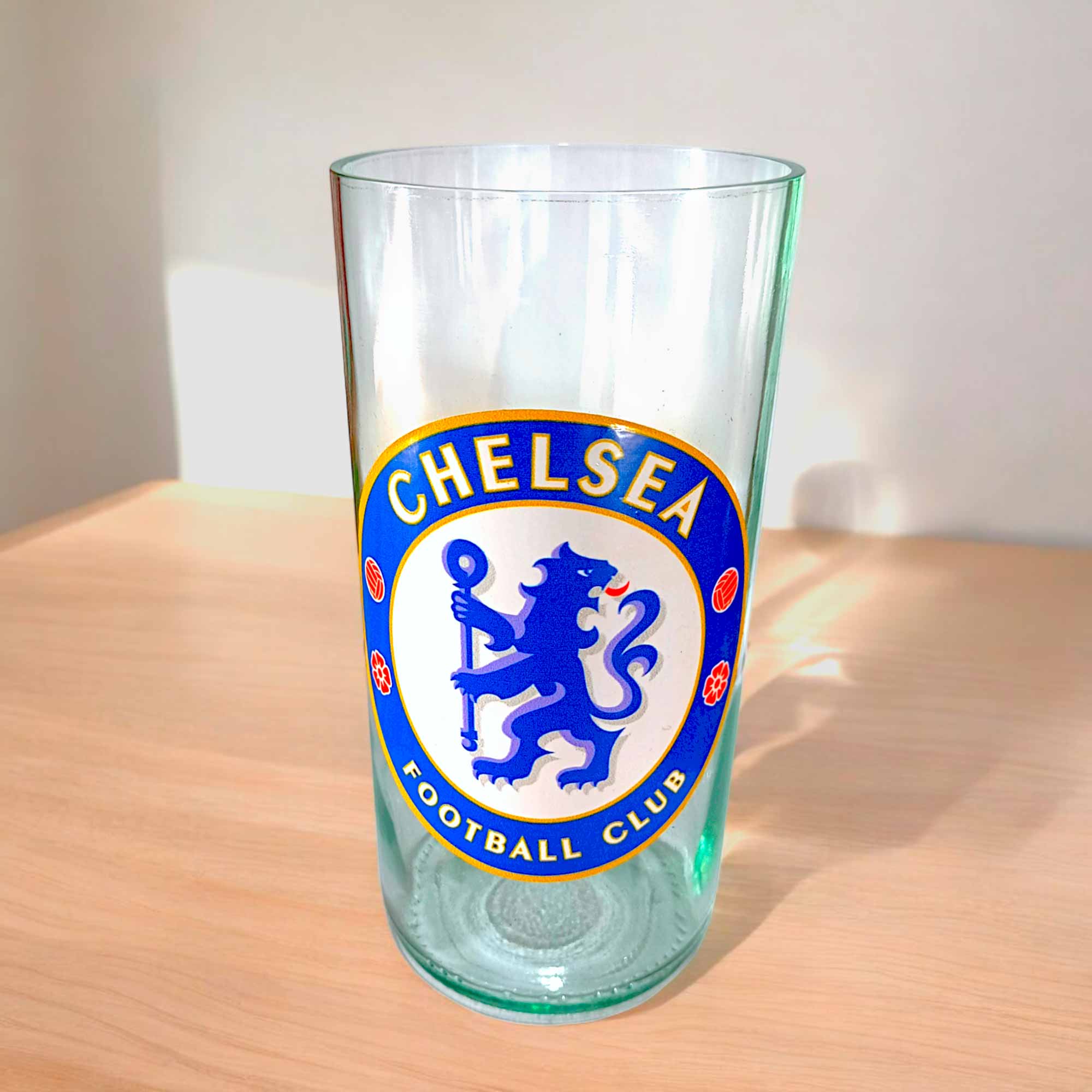 Vaso de Chelsea de botella cortada para regalar. Escudo del Club en vinilo laqueado. Hecho por VASODIVETRO