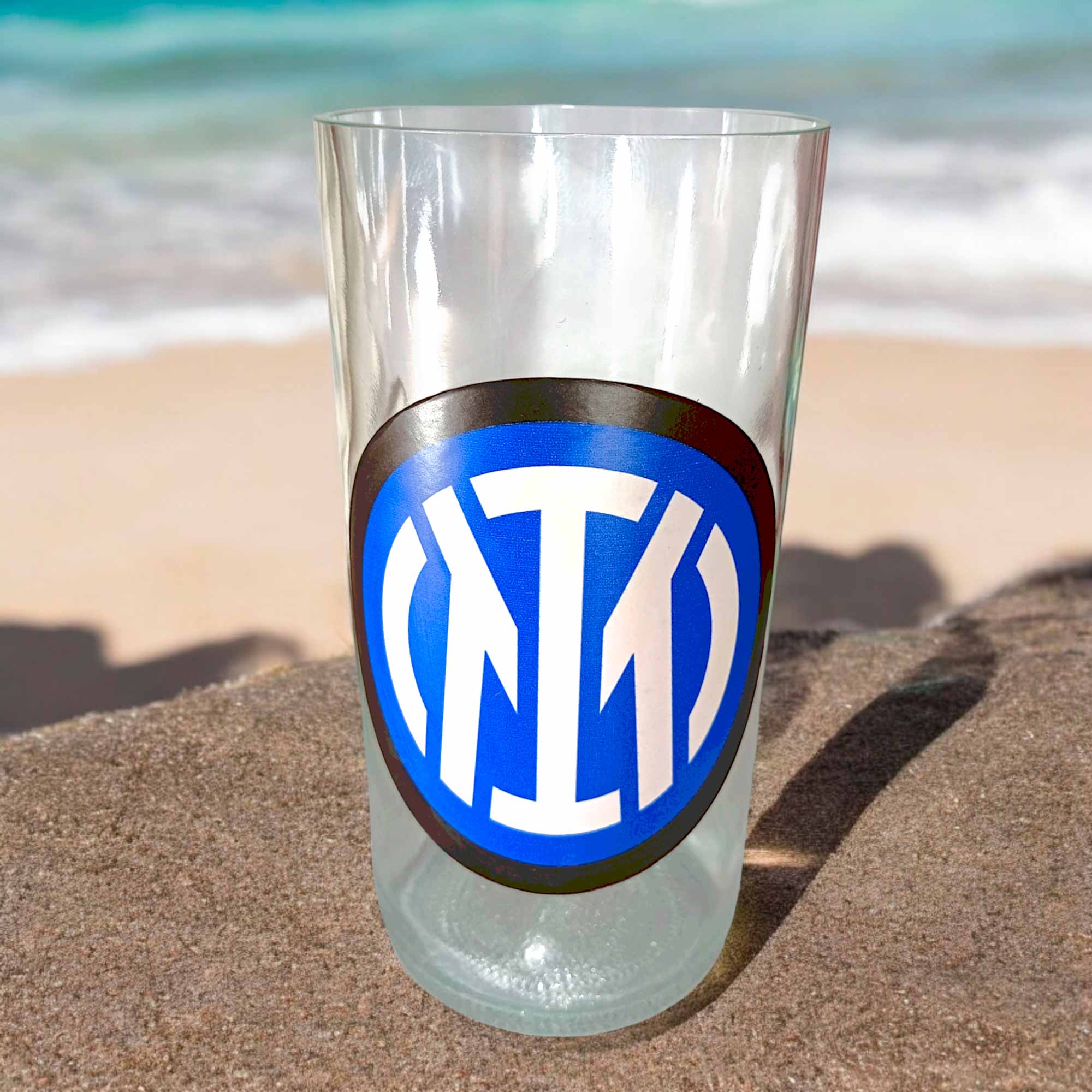 Vaso del Inter de Milan de botella cortada para regalar. Escudo del Club en vinilo laqueado. Hecho por VASODIVETRO