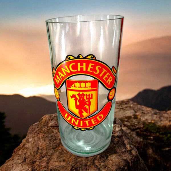 Vaso del Manchester de botella cortada para regalar. Escudo del Club en vinilo laqueado. Hecho por VASODIVETRO