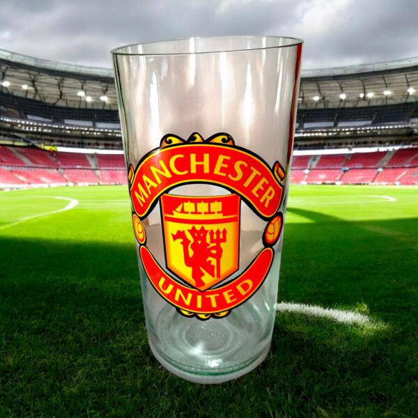 Vaso del Manchester de botella cortada para regalar. Escudo del Club en vinilo laqueado. Hecho por VASODIVETRO