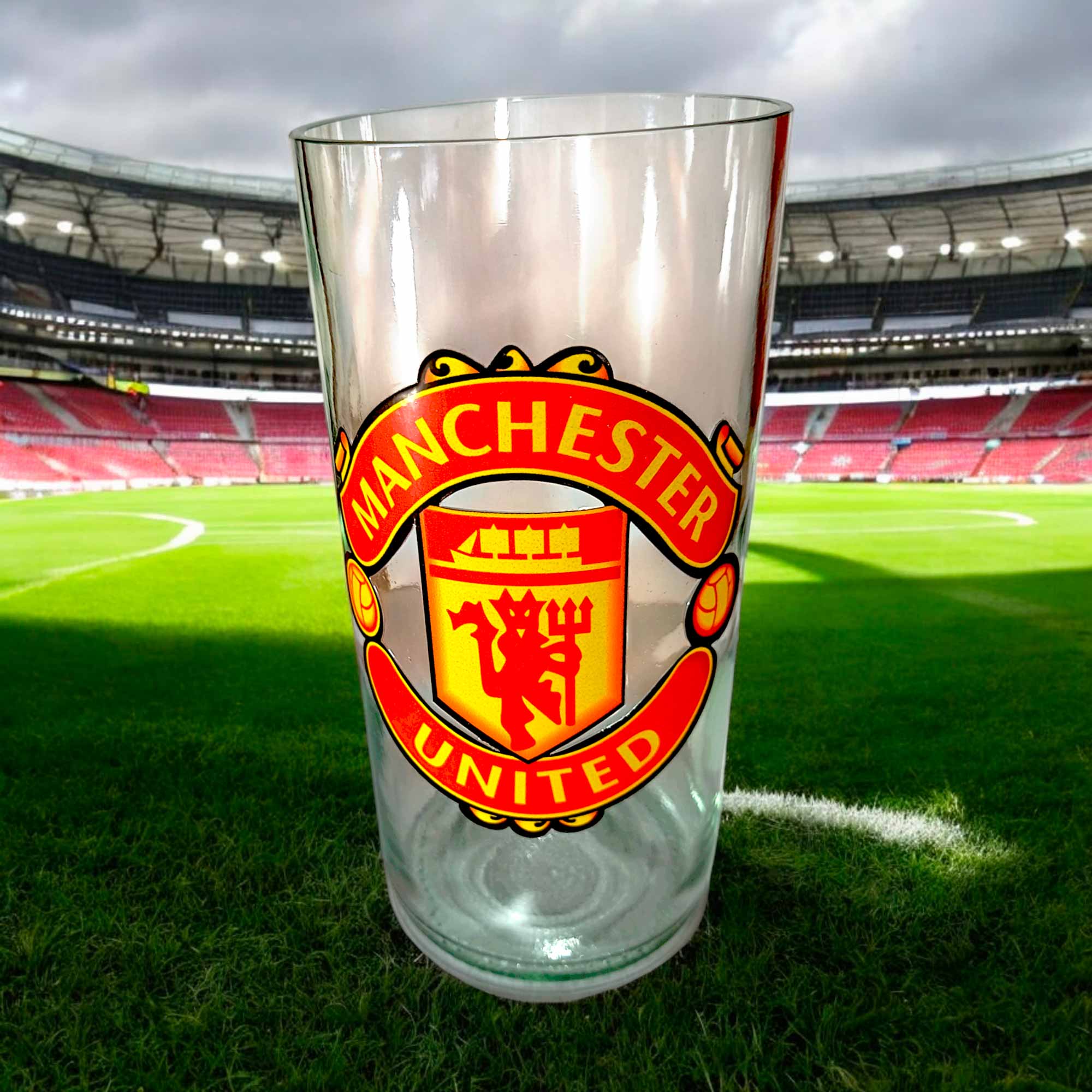 Vaso del Manchester de botella cortada para regalar. Escudo del Club en vinilo laqueado. Hecho por VASODIVETRO
