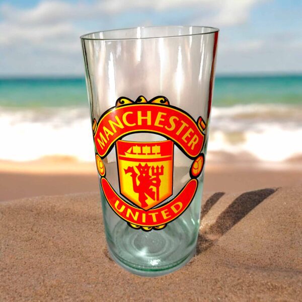 Vaso del Manchester de botella cortada para regalar. Escudo del Club en vinilo laqueado. Hecho por VASODIVETRO