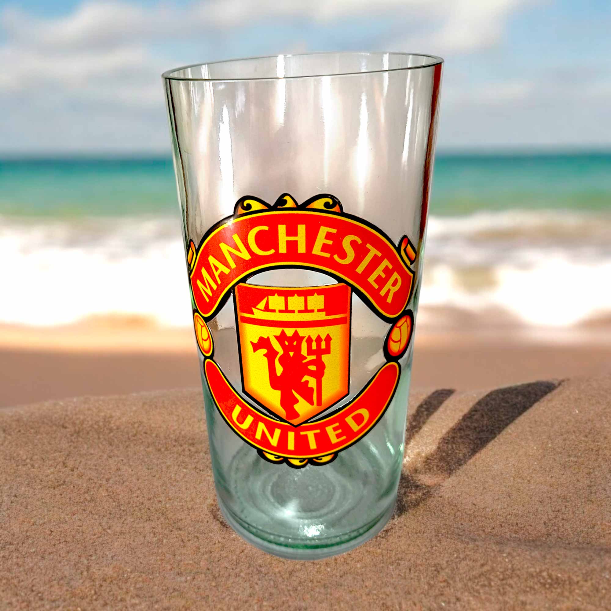 Vaso del Manchester de botella cortada para regalar. Escudo del Club en vinilo laqueado. Hecho por VASODIVETRO