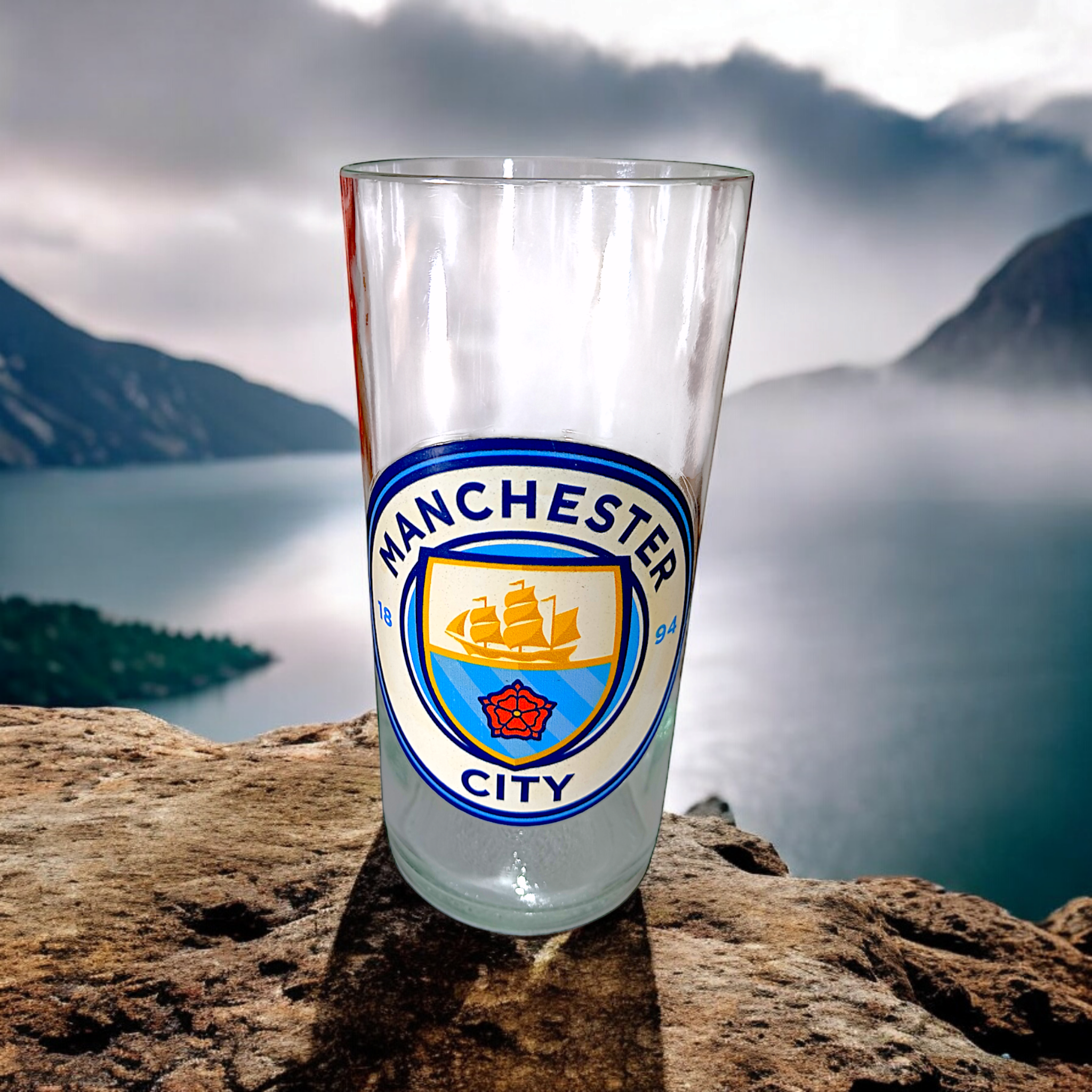 Vaso del Manchester City de botella cortada para regalar. Escudo del Club en vinilo laqueado. Hecho por VASODIVETRO
