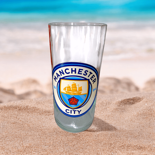 Vaso del Manchester City de botella cortada para regalar. Escudo del Club en vinilo laqueado. Hecho por VASODIVETRO