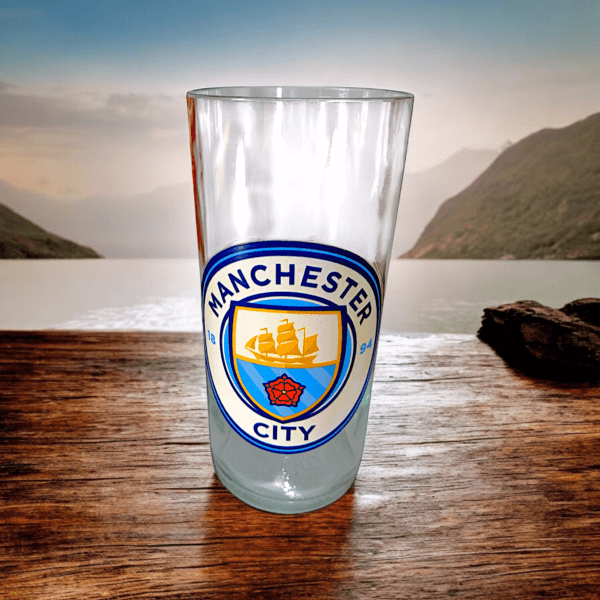 Vaso del Manchester City de botella cortada para regalar. Escudo del Club en vinilo laqueado. Hecho por VASODIVETRO