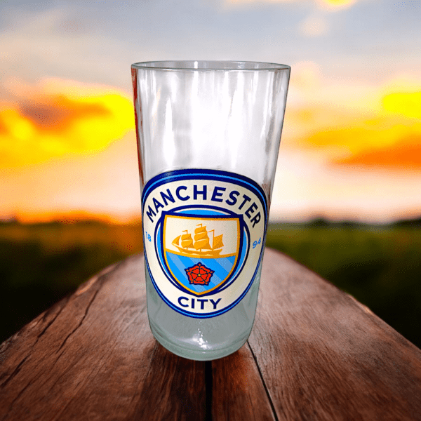 Vaso del Manchester City de botella cortada para regalar. Escudo del Club en vinilo laqueado. Hecho por VASODIVETRO