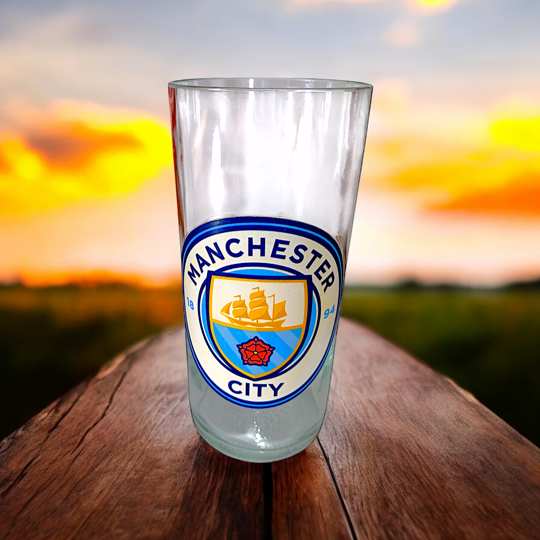 Vaso del Manchester City de botella cortada para regalar. Escudo del Club en vinilo laqueado. Hecho por VASODIVETRO