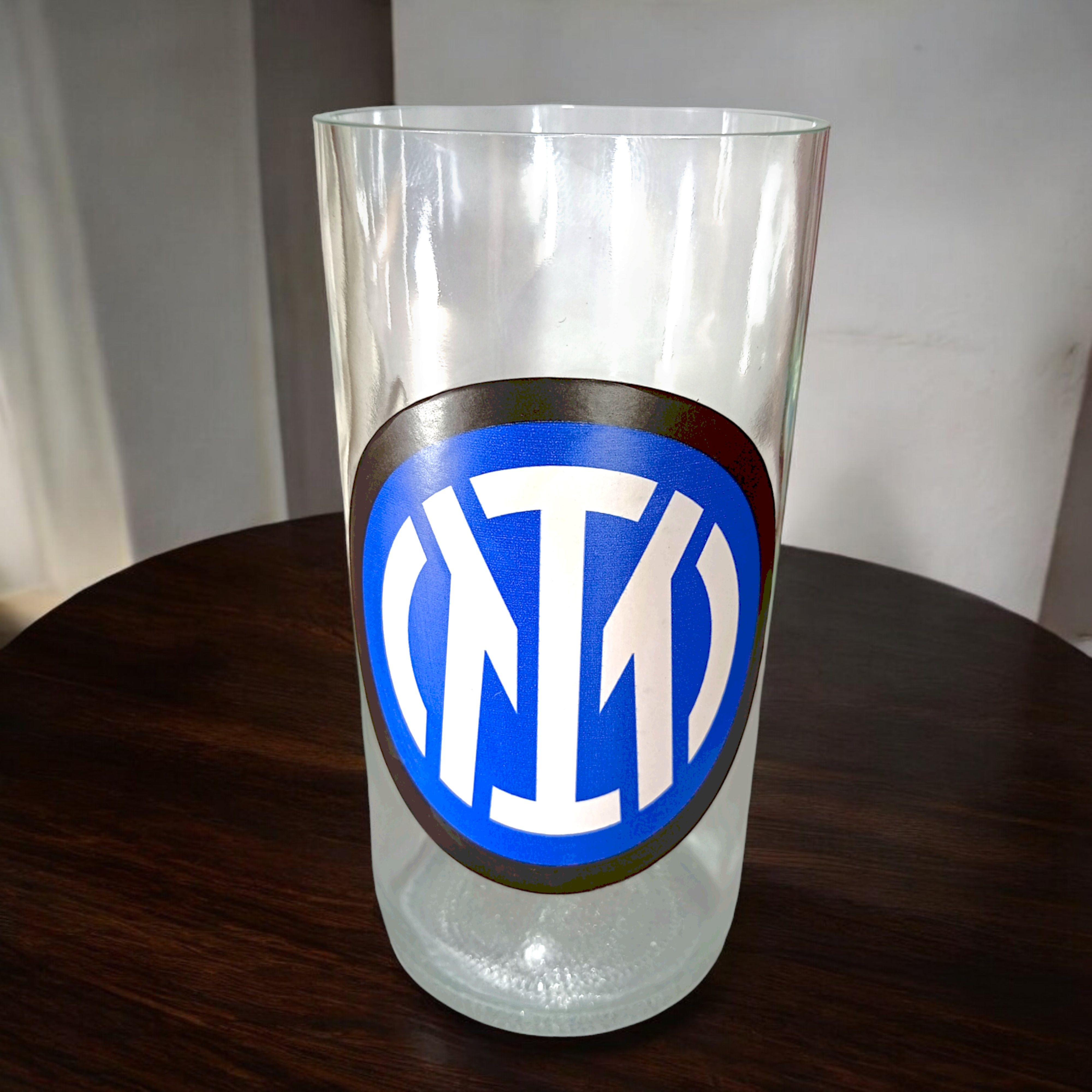 Vaso del Inter de Milan de botella cortada para regalar. Escudo del Club en vinilo laqueado. Hecho por VASODIVETRO