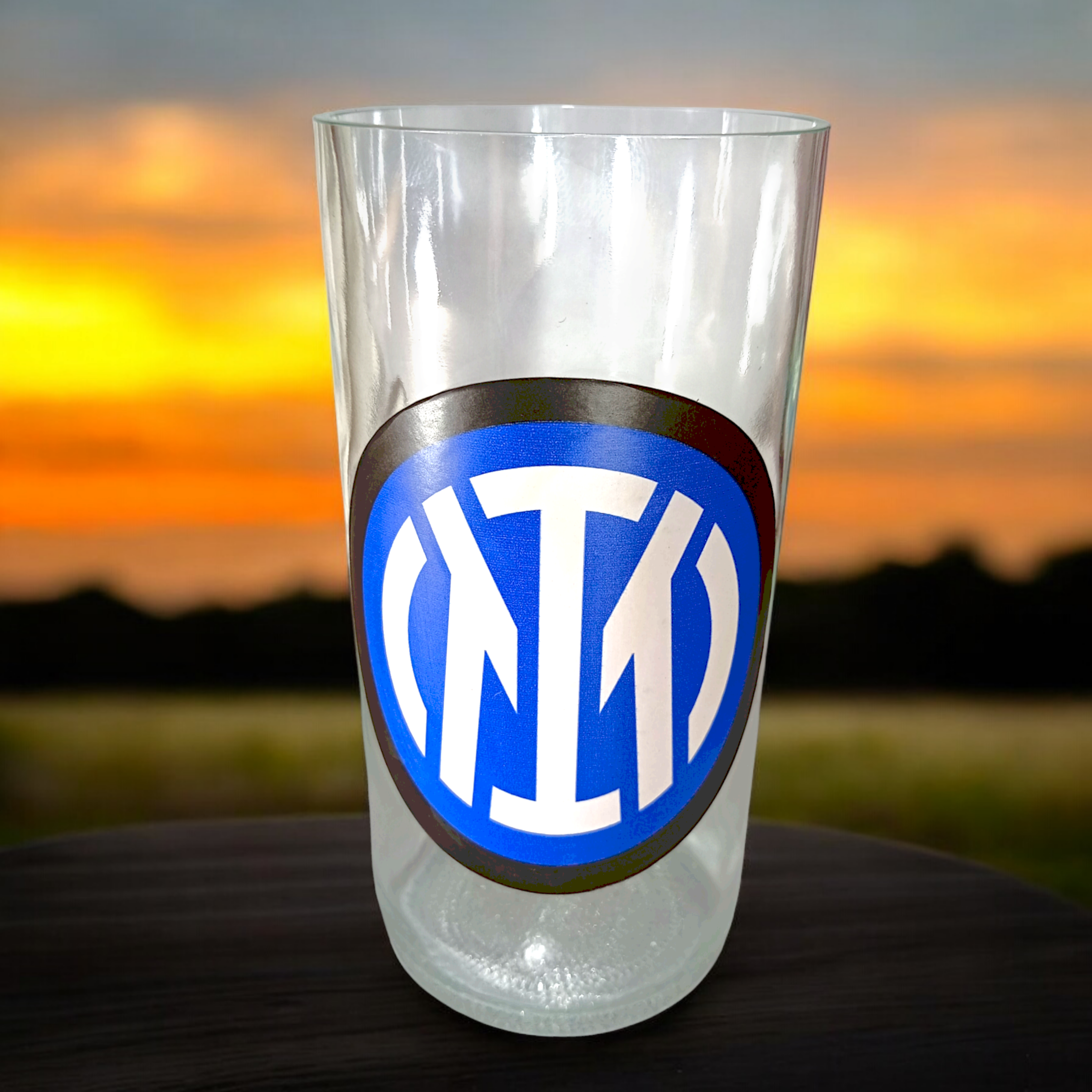Vaso del Inter de Milan de botella cortada para regalar. Escudo del Club en vinilo laqueado. Hecho por VASODIVETROEscudo del Club en vinilo UV. Hecho por VASODIVETRO