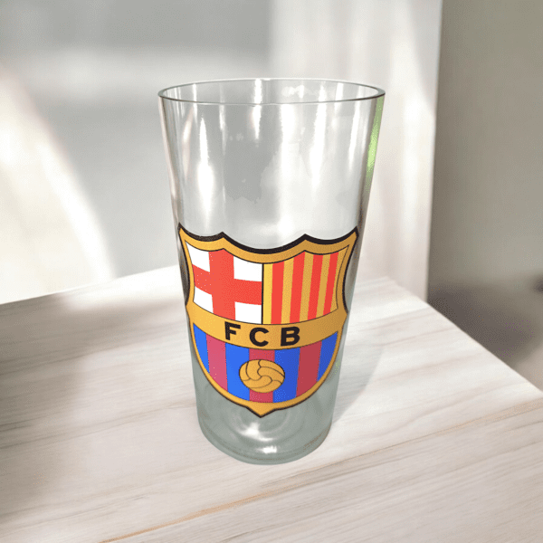 Vaso de Barcelona de botella cortada para regalar. Escudo del Club en vinilo laqueado. Hecho por VASODIVETRO