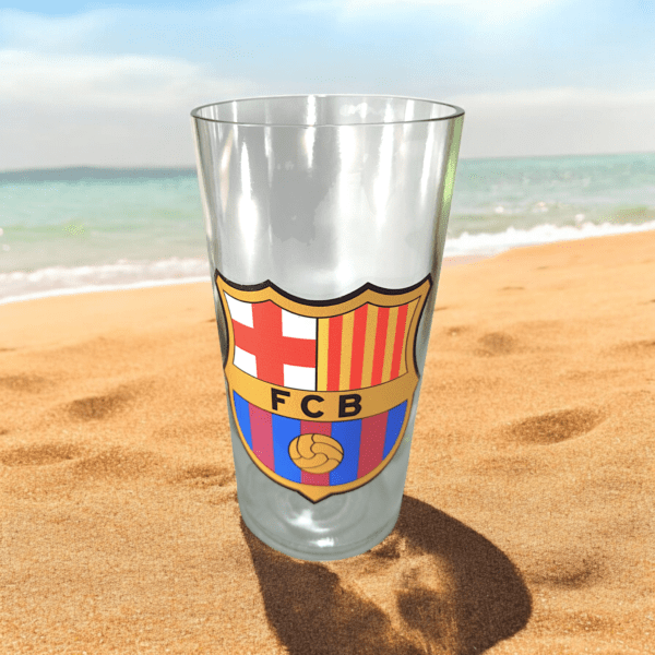 Vaso de Barcelona de botella cortada para regalar. Escudo del Club en vinilo laqueado. Hecho por VASODIVETRO