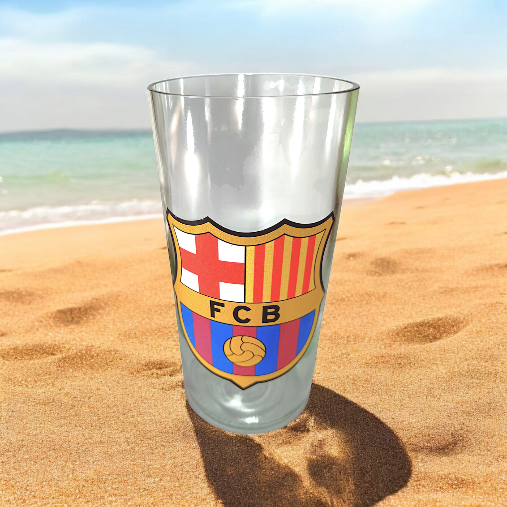 Vaso de Barcelona de botella cortada para regalar. Escudo del Club en vinilo laqueado. Hecho por VASODIVETRO