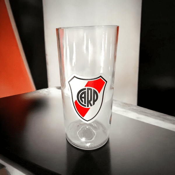Vaso de botella cortada para regalar con Escudo de River en vinilo UV