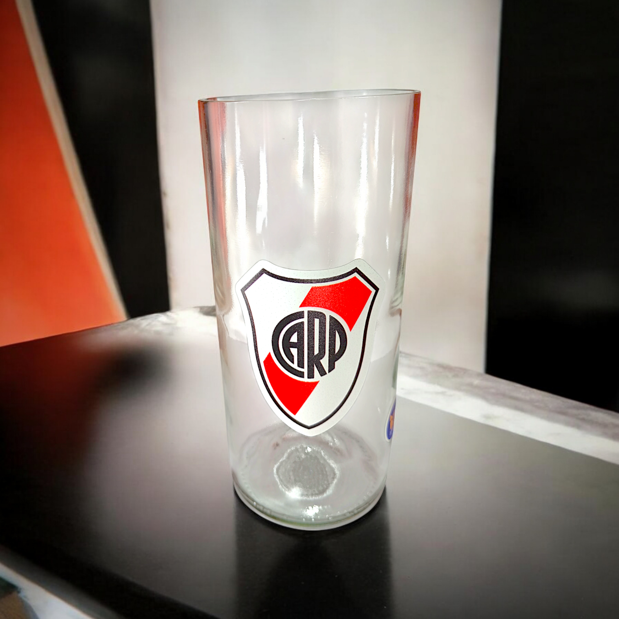 Vaso de botella cortada para regalar con Escudo de River en vinilo UV