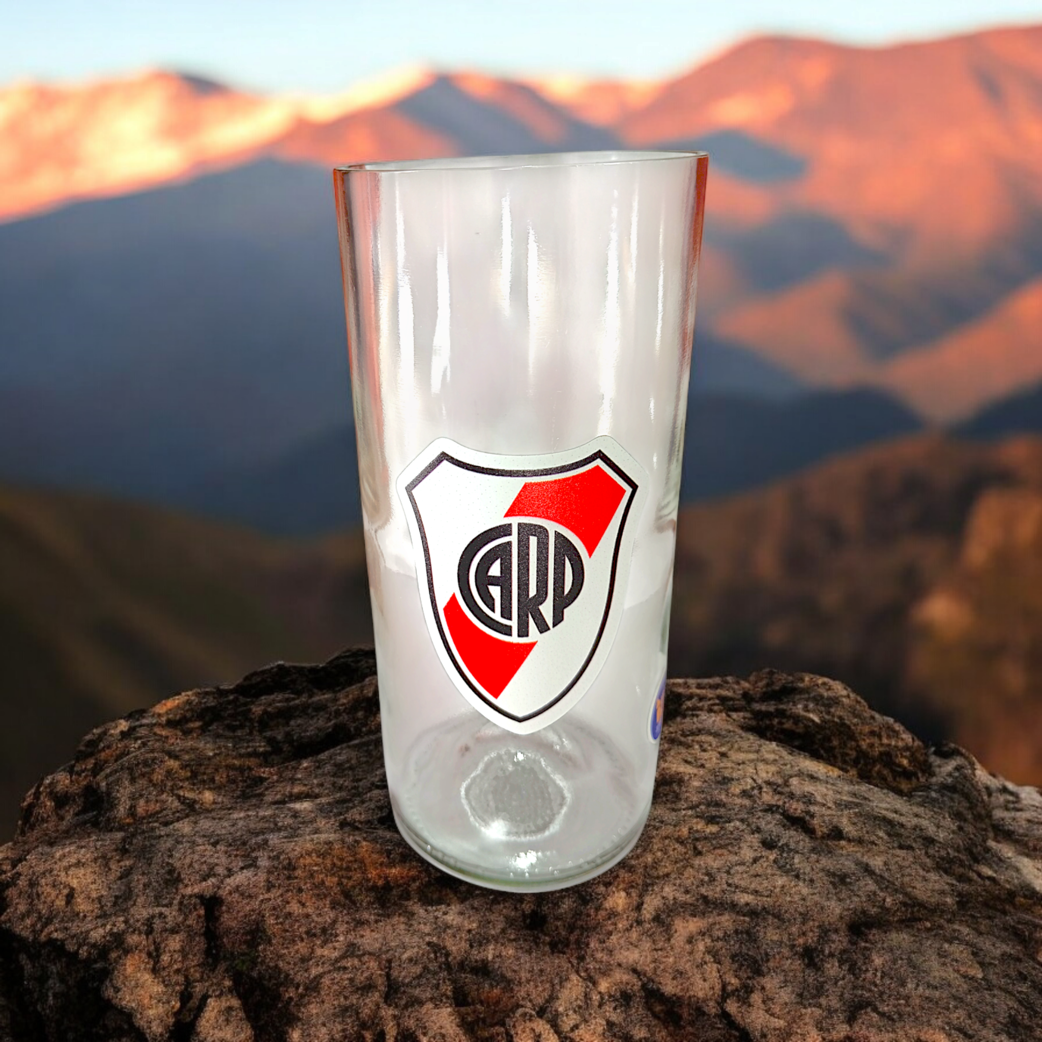 Vaso de botella cortada para regalar con Escudo de River en vinilo UV