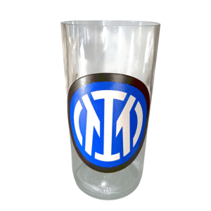 Vaso del Inter de Milan de botella cortada para regalar. Escudo del Club en vinilo laqueado. Hecho por VASODIVETRO
