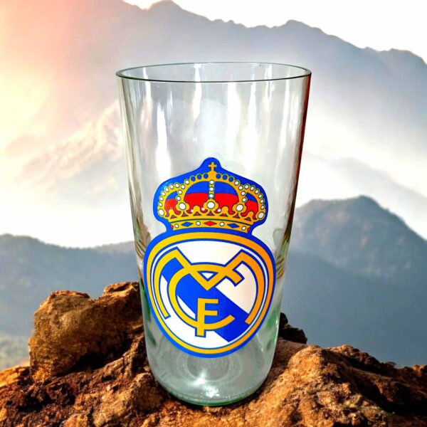 Vaso Real Madrid de botella cortada para regalar. Escudo del Club en vinilo laqueado. Hecho por VASODIVETRO
