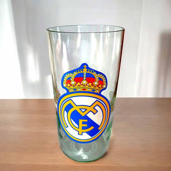 Vaso Real Madrid de botella cortada para regalar. Escudo del Club en vinilo laqueado. Hecho por VASODIVETRO