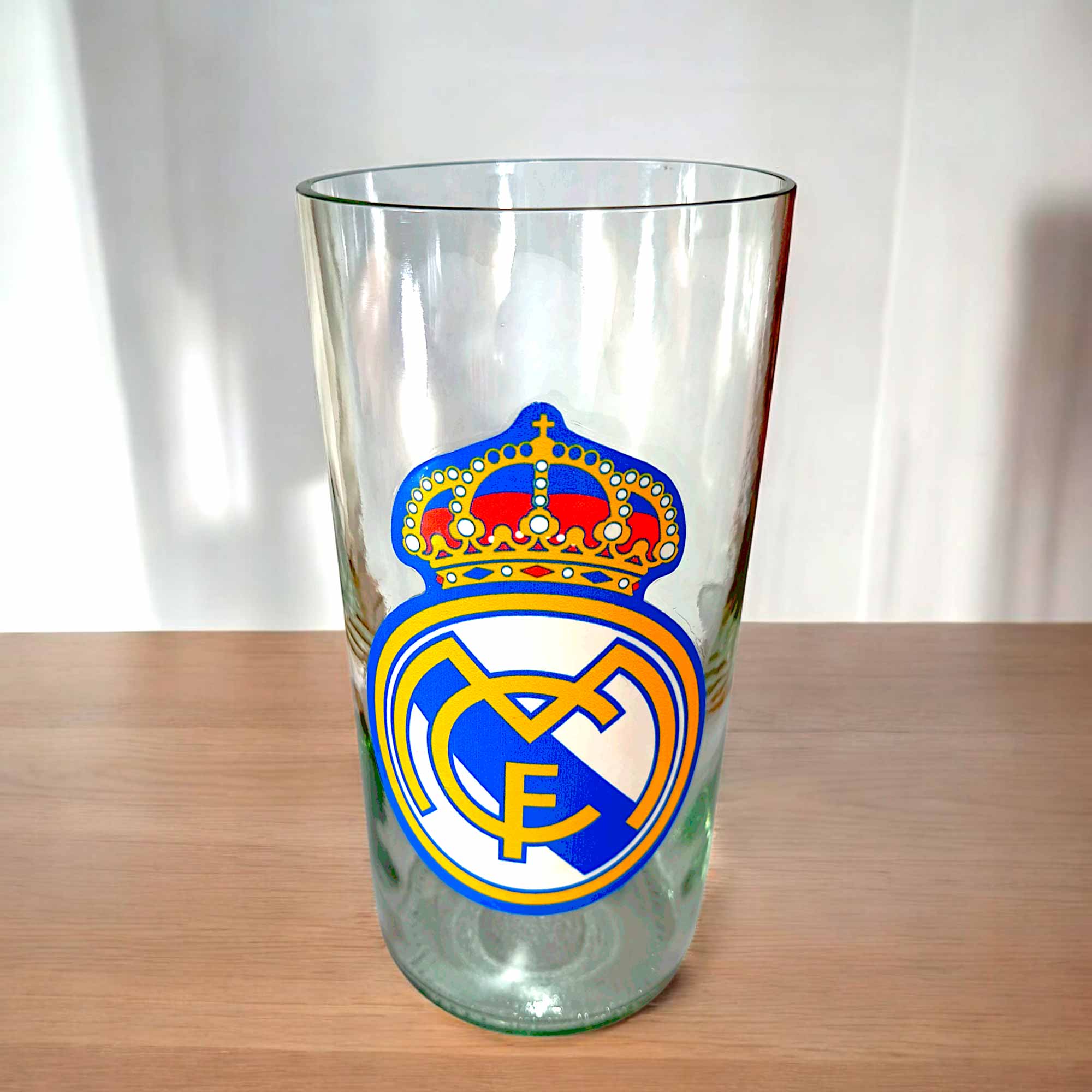 Vaso Real Madrid de botella cortada para regalar. Escudo del Club en vinilo laqueado. Hecho por VASODIVETRO