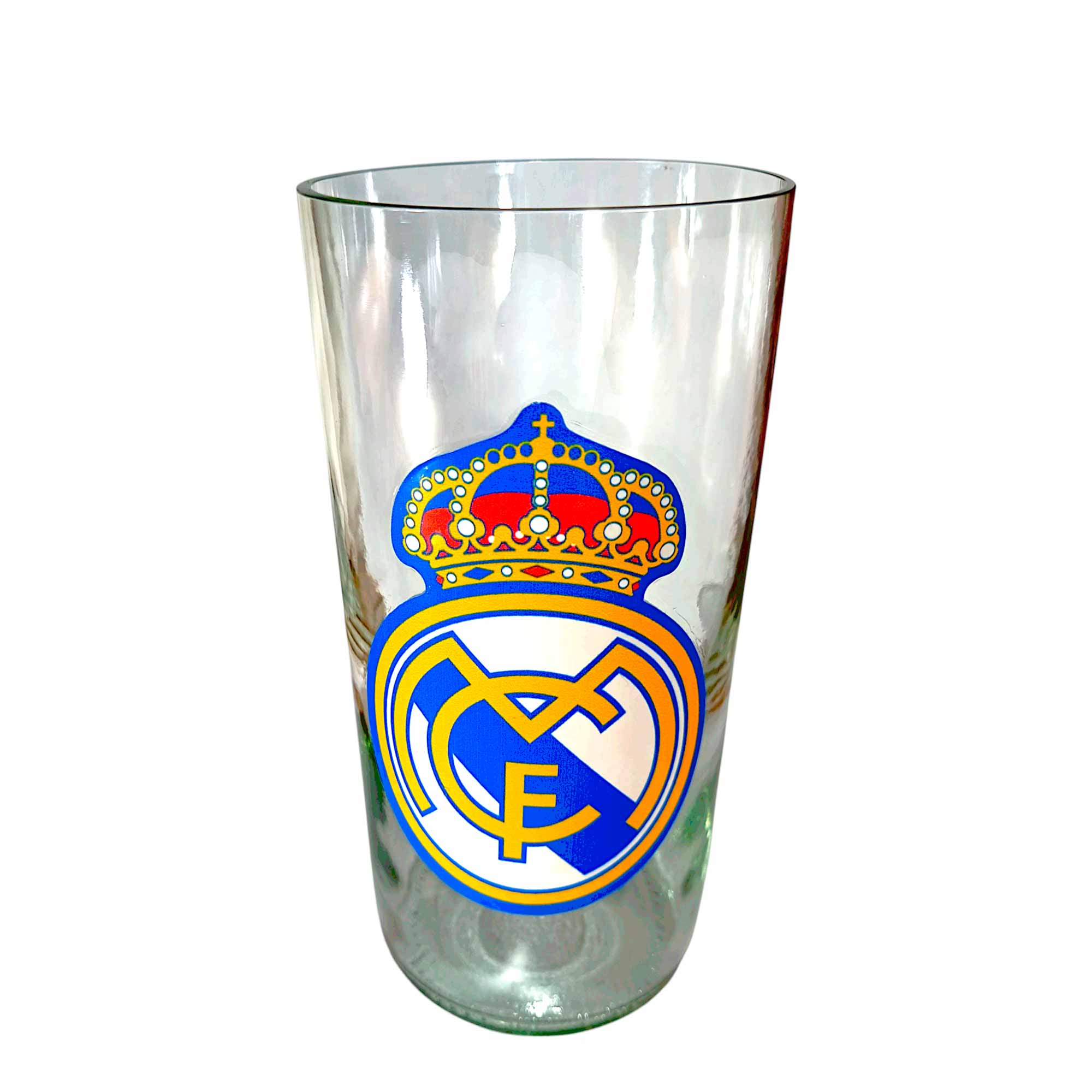 Vaso Real Madrid de botella cortada para regalar. Escudo del Club en vinilo laqueado. Hecho por VASODIVETRO