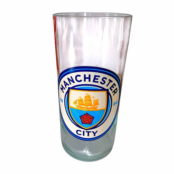 Vaso del Manchester City de botella cortada para regalar. Escudo del Club en vinilo laqueado. Hecho por VASODIVETRO